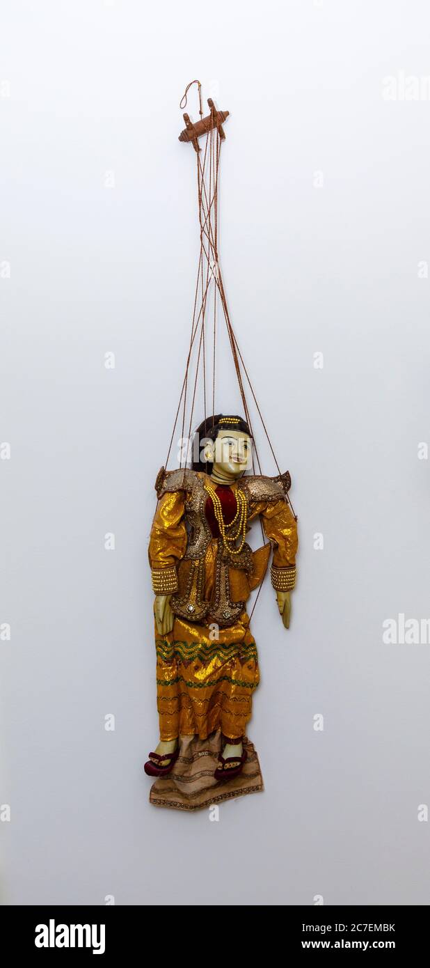 Une marionnette traditionnelle en bois à cordes, un souvenir de l'extrême-Orient typique de Bali, Lombok, Java et Indonésie Banque D'Images