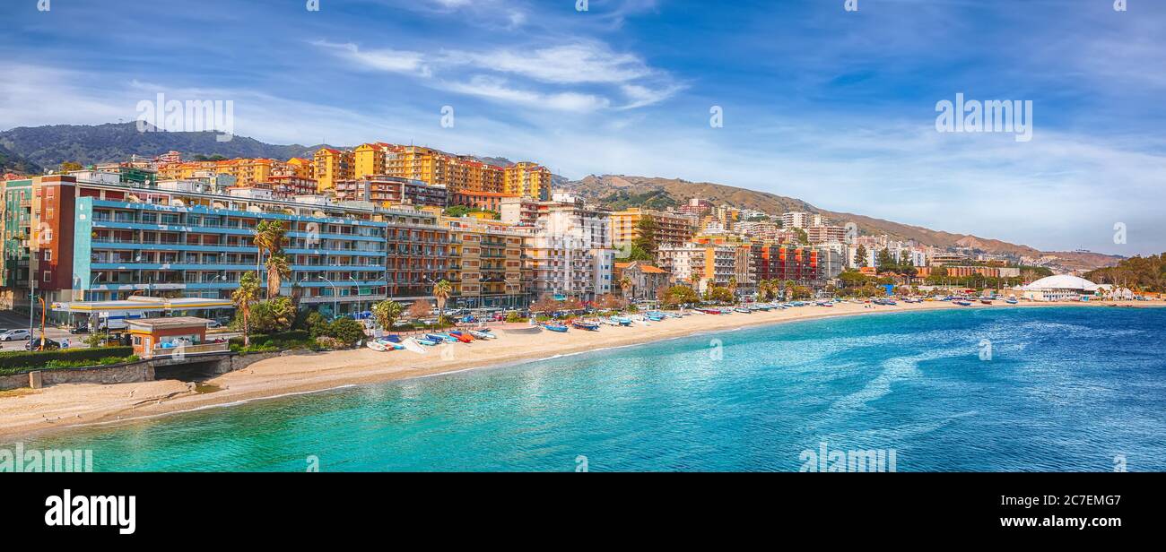 La ville de Messine et la mer Méditerranée, à l'île de Sicile, Italie Banque D'Images