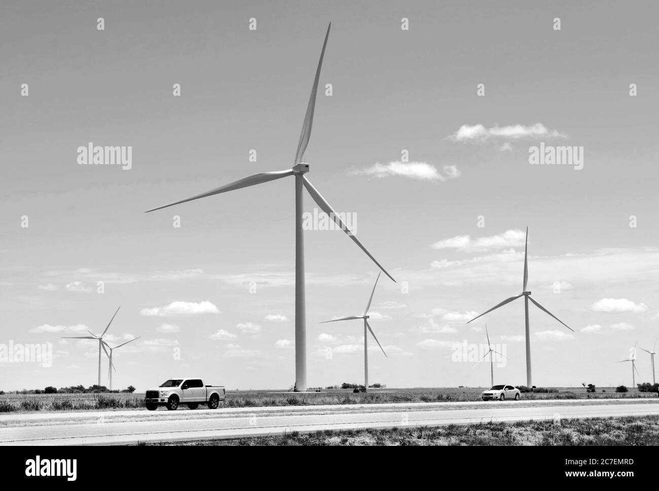 Puissance éolienne des terres agricoles de l'Ouest du Texas en noir et blanc. Banque D'Images