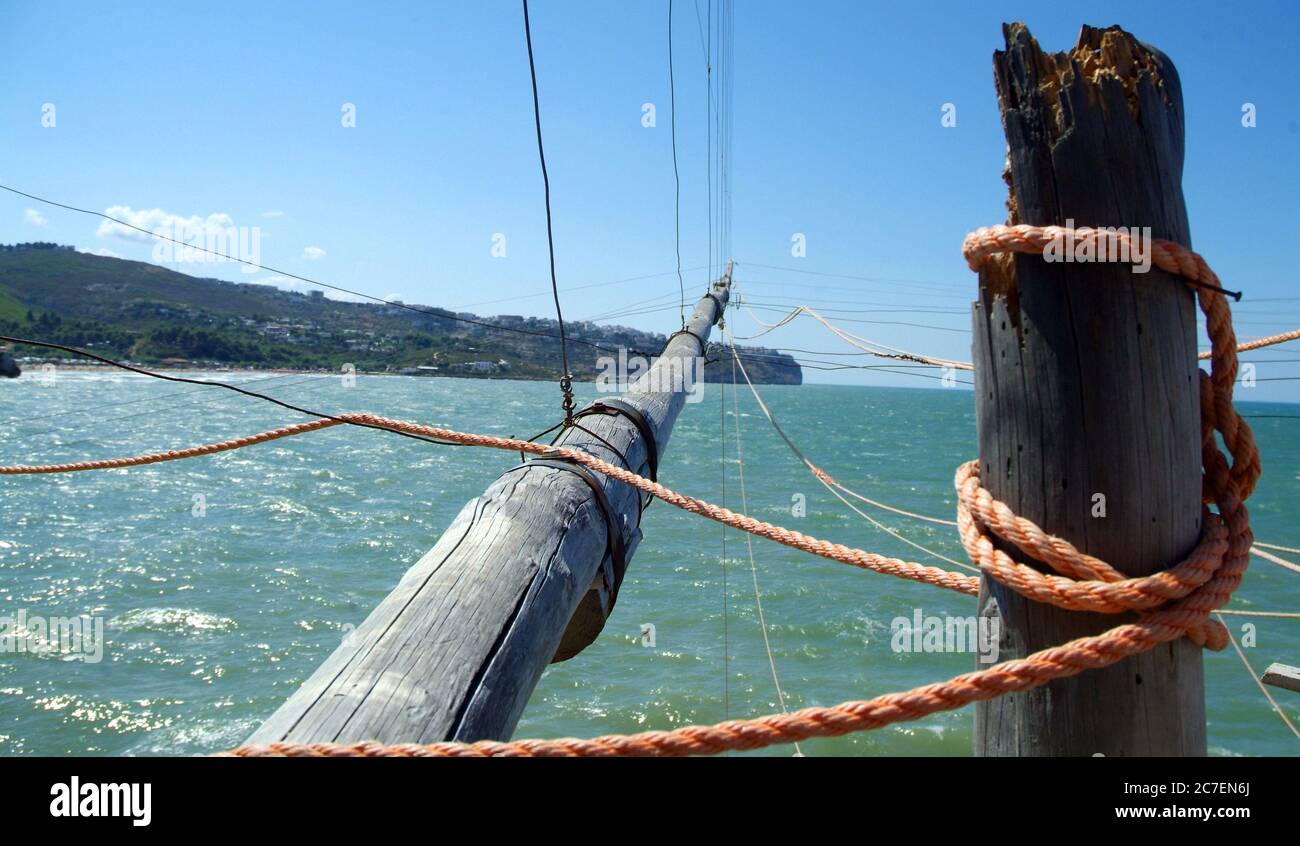 Filet de pêche traditionnels en bois dans la mer Adriatique, au sud de l'Italie. Banque D'Images