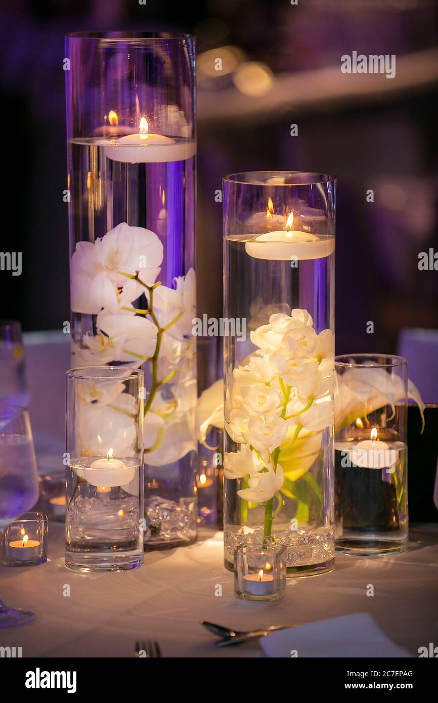 Table décorée pour une cérémonie de mariage avec des récipients à eau et des bougies flottantes Banque D'Images
