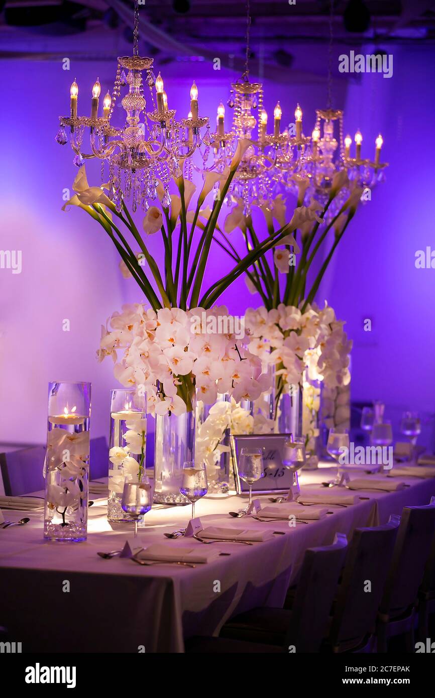 Fleurs blanches et décor pour une cérémonie de mariage table et bougies flottantes éclairées Banque D'Images