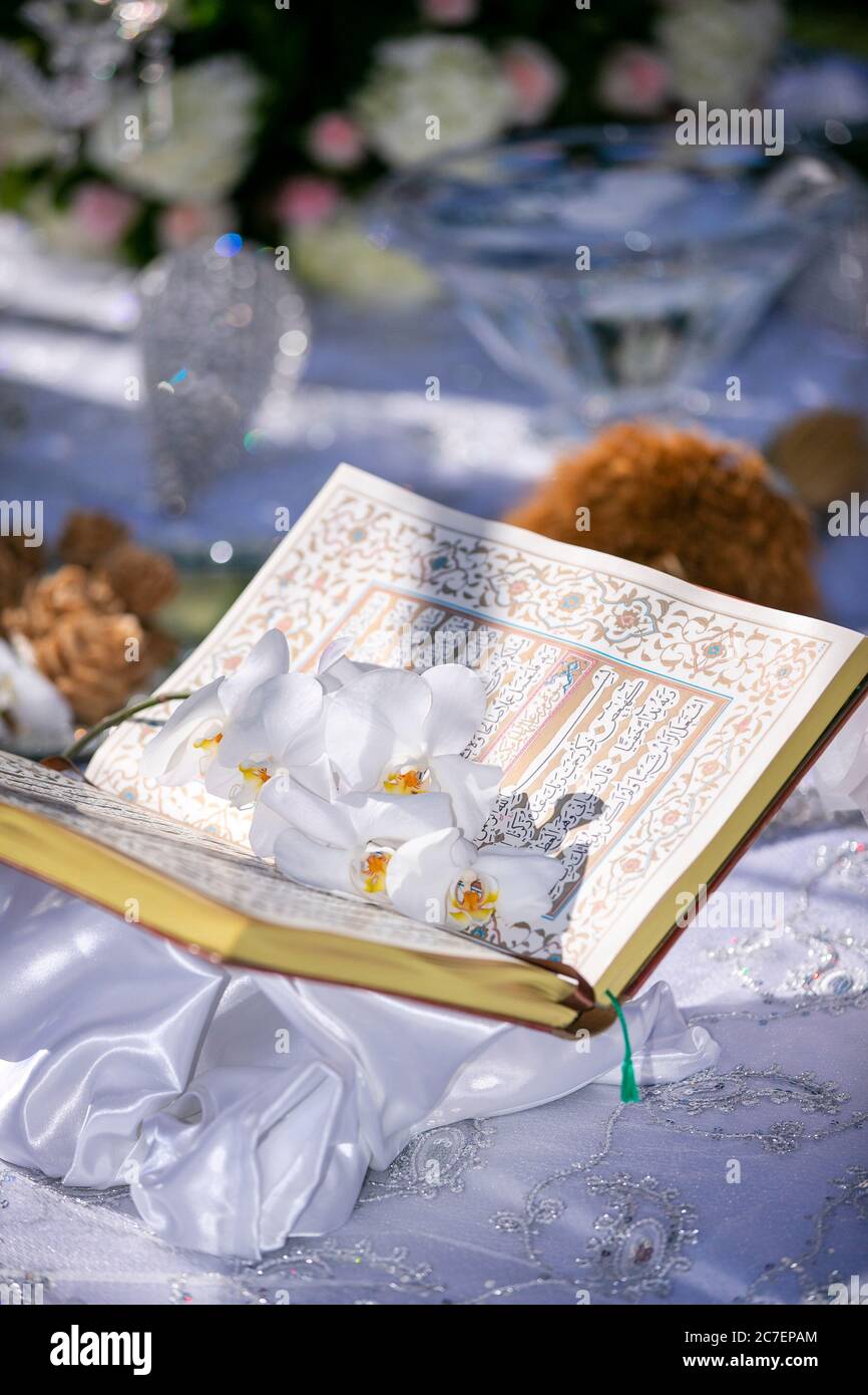 Bood of Poetry sur une table décorée pour une cérémonie de mariage persan Banque D'Images