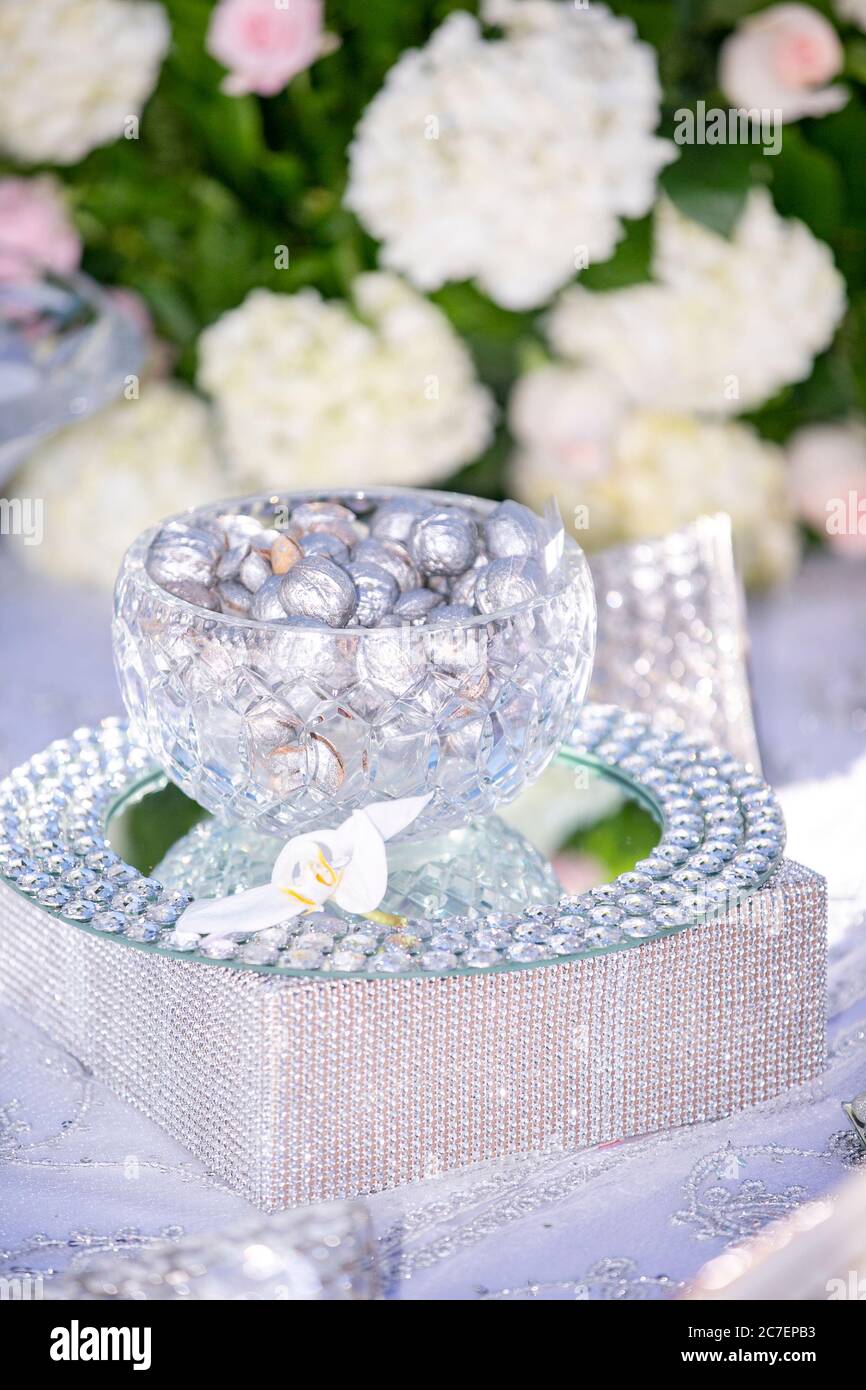 Décor de mariage composé de noix et d'amandes argentées dans un bol en verre et un plateau, décor traditionnel persan Banque D'Images