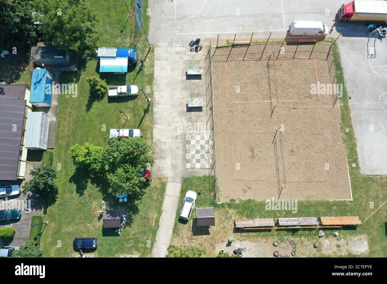 Photographie aérienne d'un terrain de jeu avec un terrain de volley à Journée en Bosnie-Herzégovine Banque D'Images