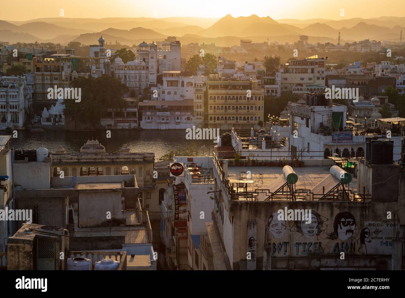 Vue sur la ville d'Udaipur au coucher du soleil, à Rajasthan, en Inde Banque D'Images