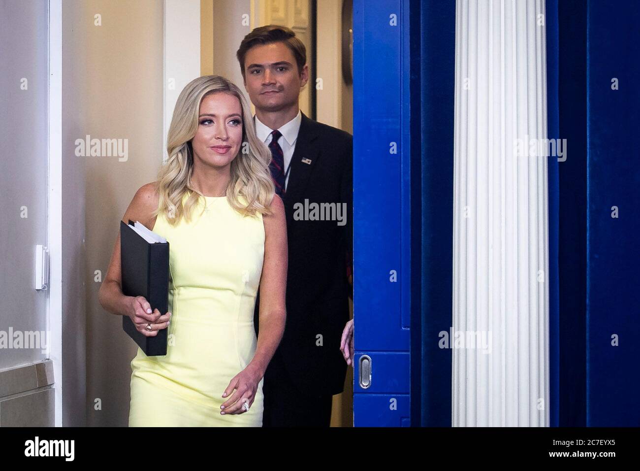 Kayleigh McEnany, secrétaire de presse de la Maison Blanche, et Chad Gilmartin, secrétaire de presse de la Maison Blanche, arrivent lors d'une conférence de presse dans la salle d'information de presse James S. Brady à la Maison Blanche à Washington, DC, Etats-Unis, le jeudi 16 juillet 2020. Crédit : Al Drago/Pool via CNP | utilisation dans le monde entier Banque D'Images