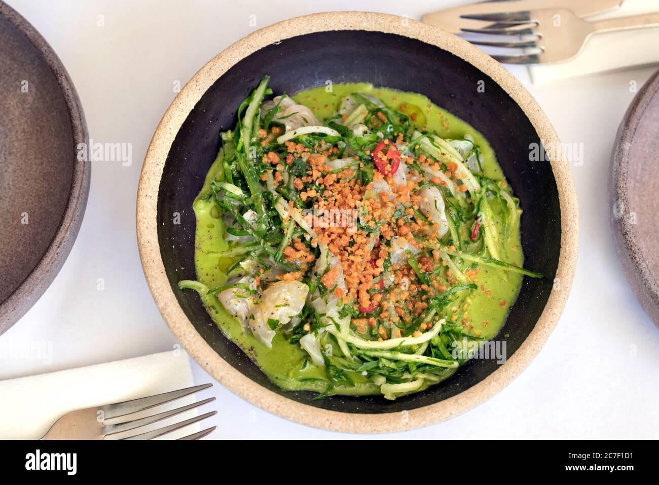 Ceviche Fricasee avec sauce verte et légumes. Cuisine grecque et péruvienne fusion. Banque D'Images