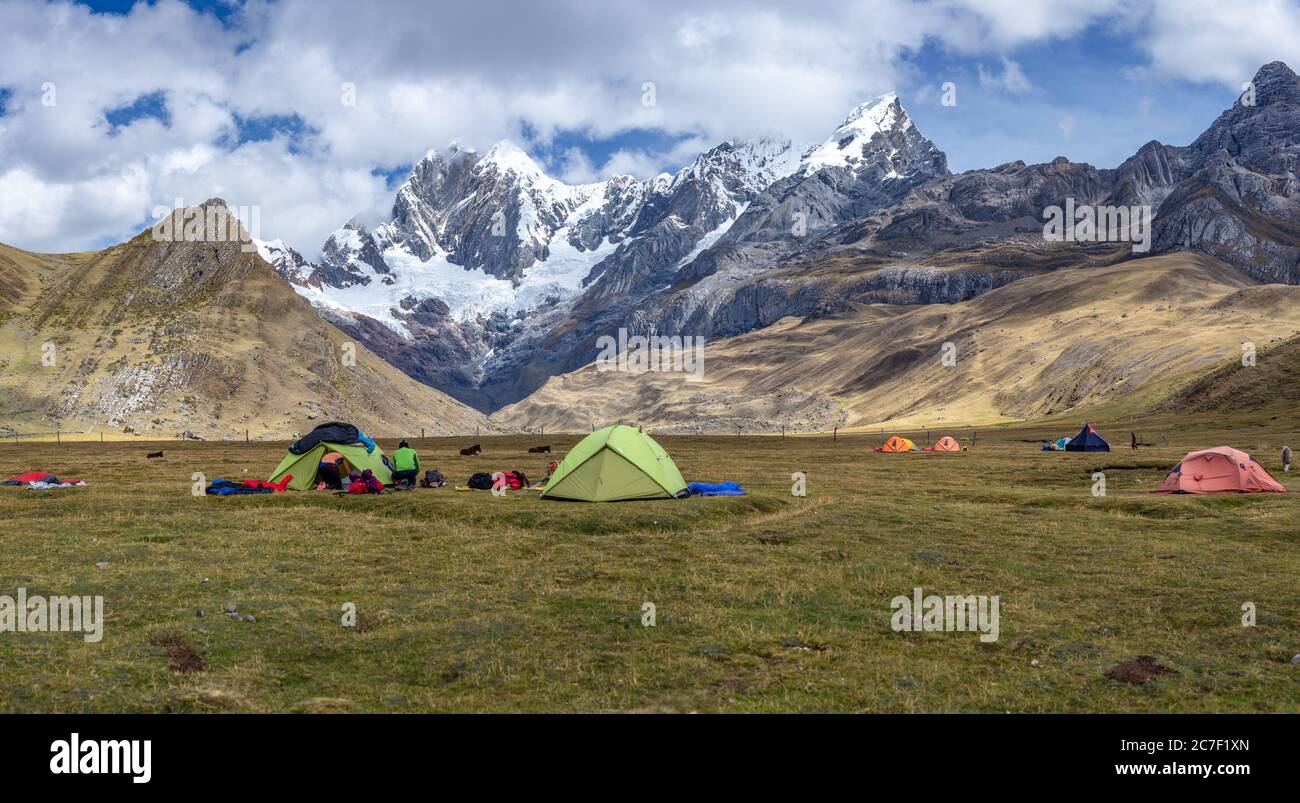 Paysage de tentes sur un champ entouré de montagnes. Parfait pour les scénarios de camping. Banque D'Images