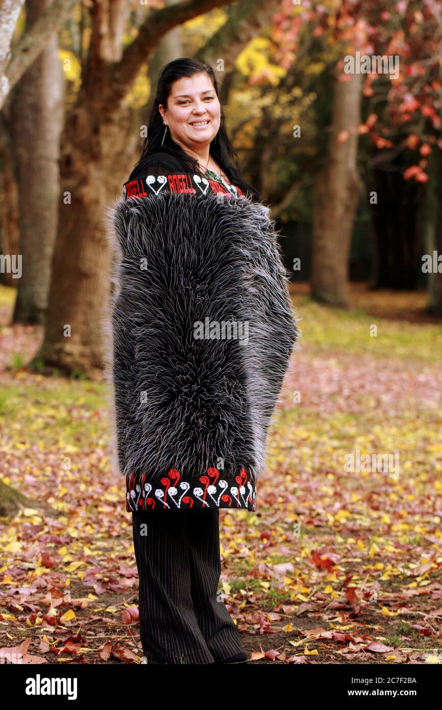 AUCKLAND, NOUVELLE-ZÉLANDE - 11 juin 2013 : la femme maorie dans un manteau  traditionnel de plumes se dresse dans une forêt parmi les feuilles  d'automne Photo Stock - Alamy