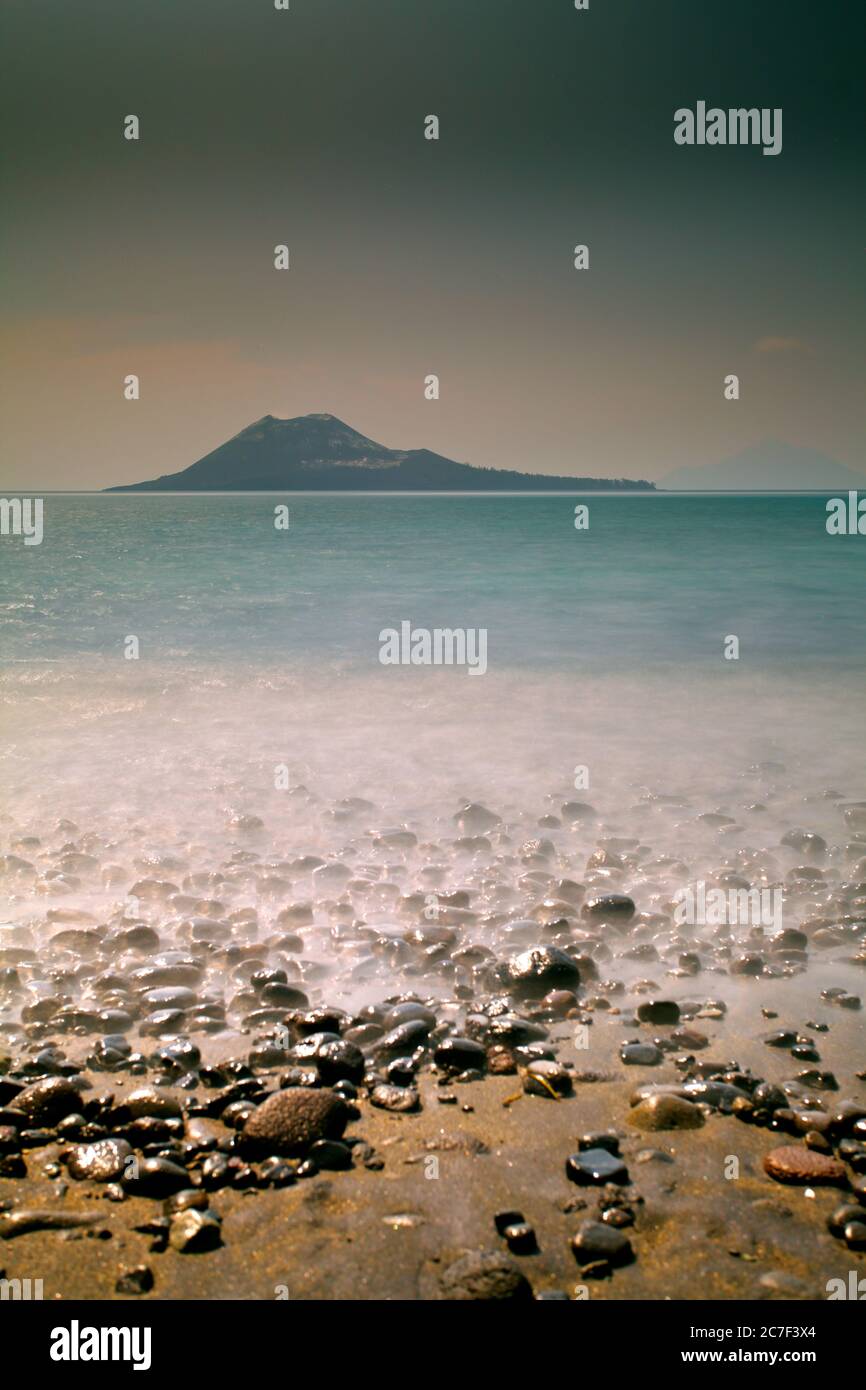 Photo verticale du mont Krakatoa en Indonésie près de l'acide lac couvert de brouillard Banque D'Images