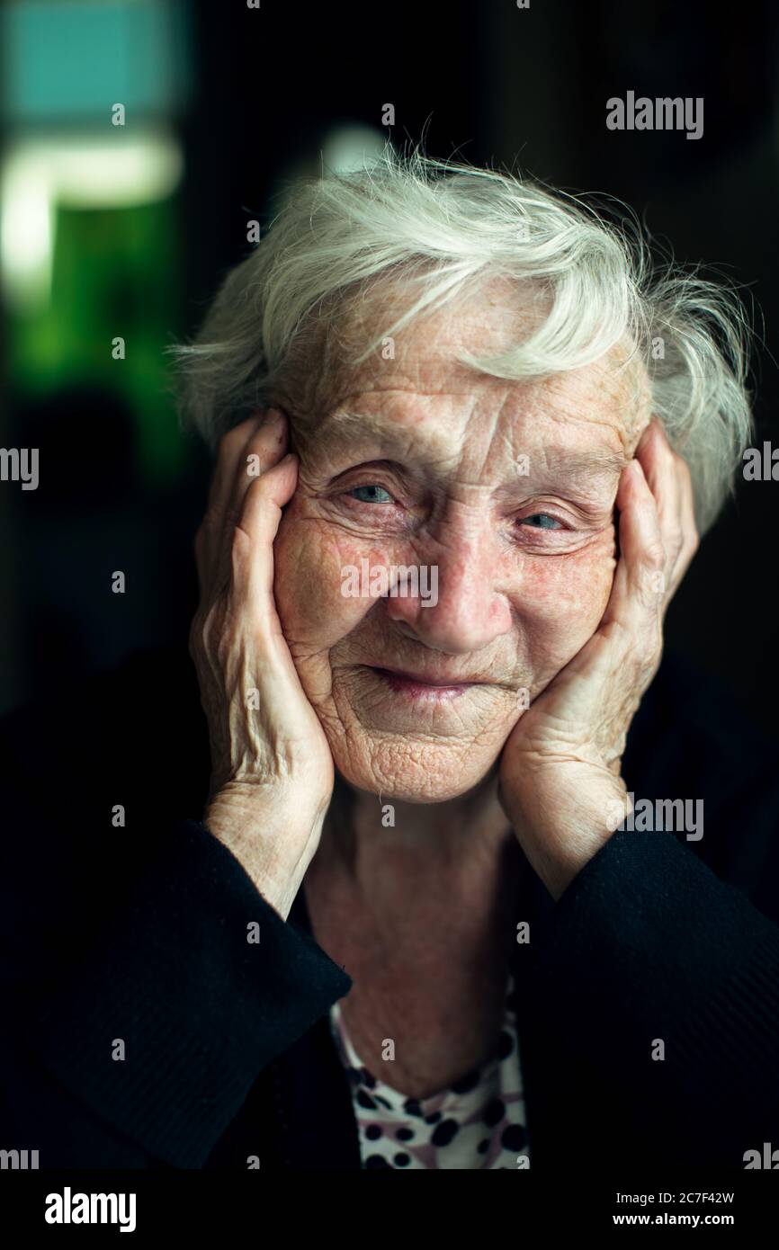 Portrait d'une femme âgée de 90 ans. Banque D'Images