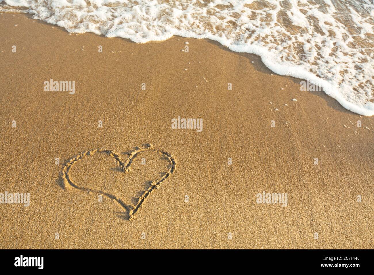 Dessiné le coeur sur le sable d'une plage de mer. Banque D'Images