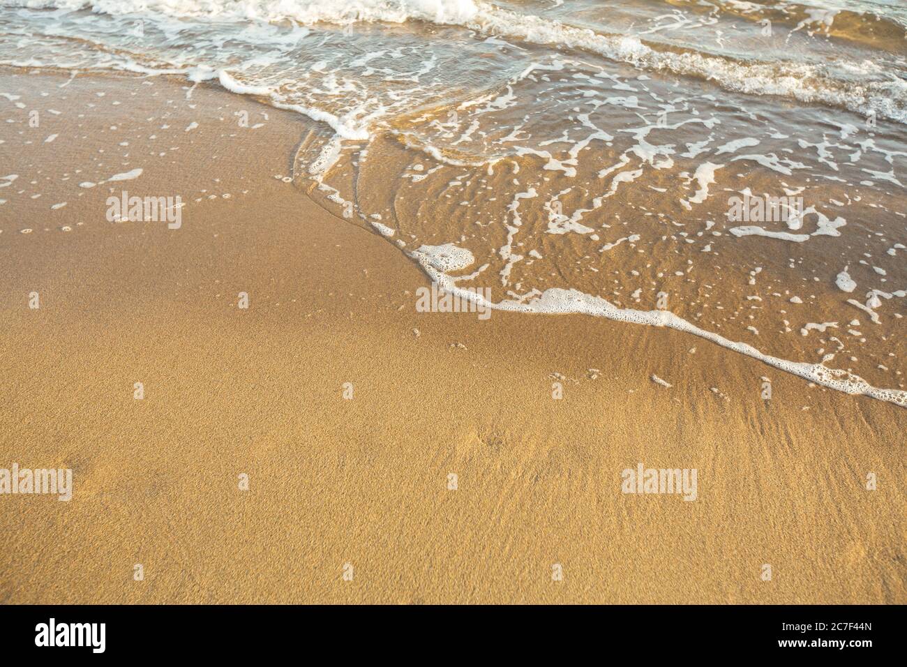 Vague douce de la mer tropicale plage de sable. Banque D'Images