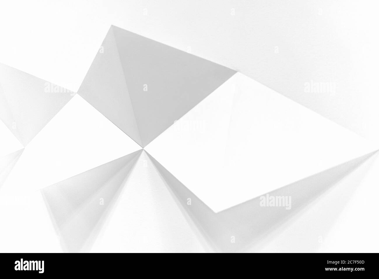 Fond blanc avec des carrés sortant du mur et Création d'un effet 3D Banque D'Images