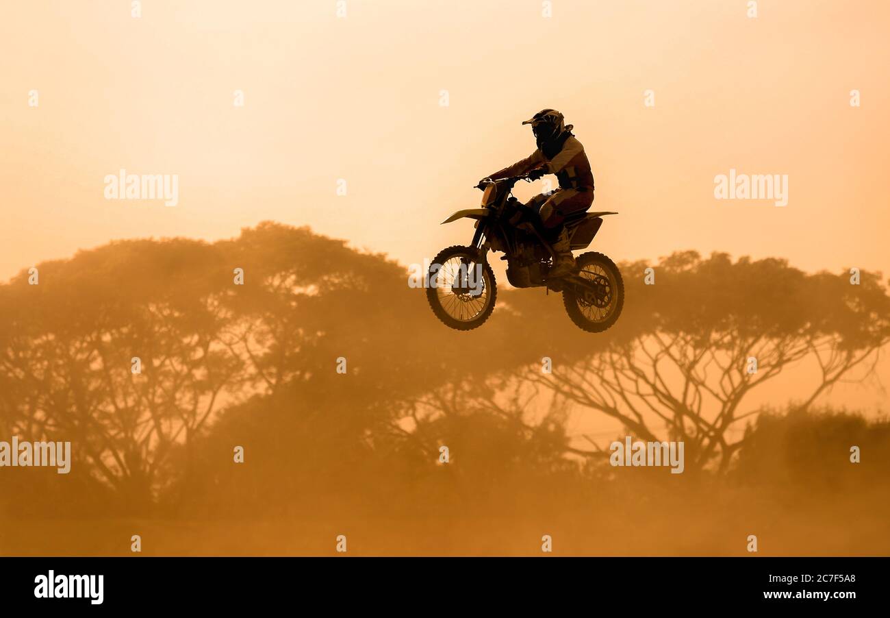 silhouette de motocross sautant sur la piste Banque D'Images
