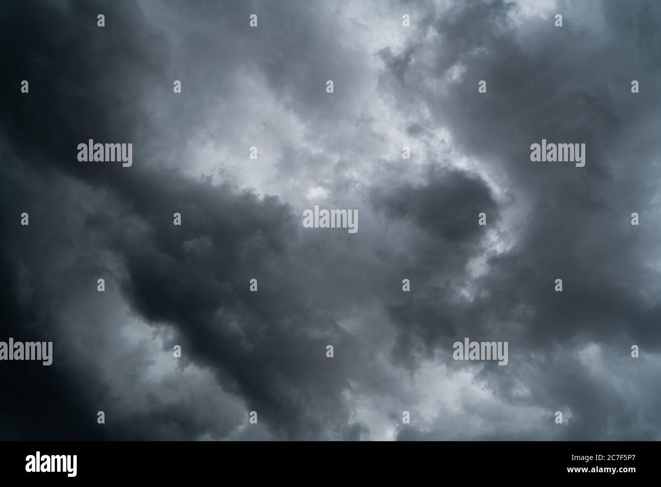 Nuages sombres se déplaçant dans le ciel avant la pluie. Il existe de nombreux types de nuages de pluie. Les trois types les plus courants sont stratus, cirrus et cumulus Banque D'Images