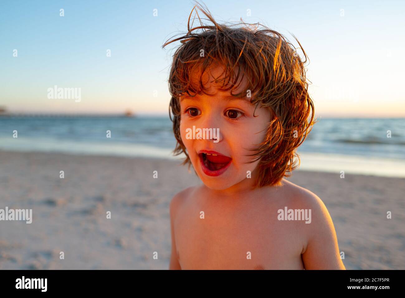 Enfant enthousiaste s'amusant en mer. Vacances d'été et concept de mode de vie sain. Banque D'Images