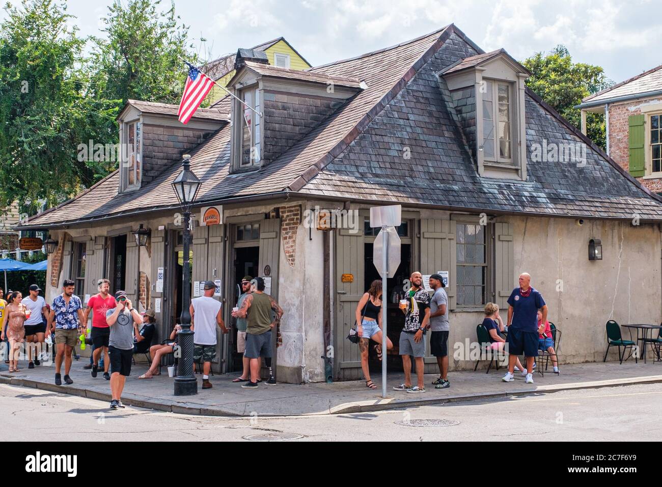 La Nouvelle-Orléans, Louisiane/États-Unis - 7/12/2020: Des personnes se sont rassemblées au Blacksmith Shop de Jean Lafitte dans le quartier français pendant la pandémie de virus Corona Banque D'Images