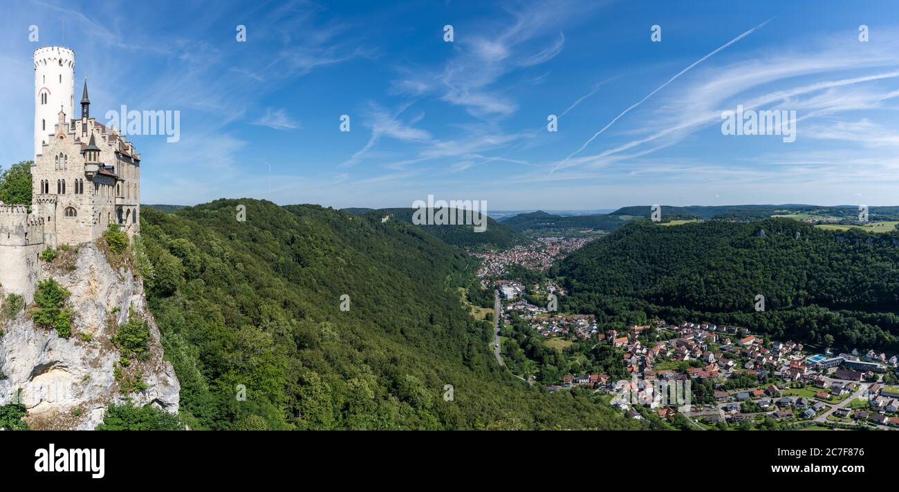 Lichtenstein, BW / Allemagne - 13 juillet 2020 : vue panoramique du château de Lichtenstein dans le sud de l'Allemagne Banque D'Images