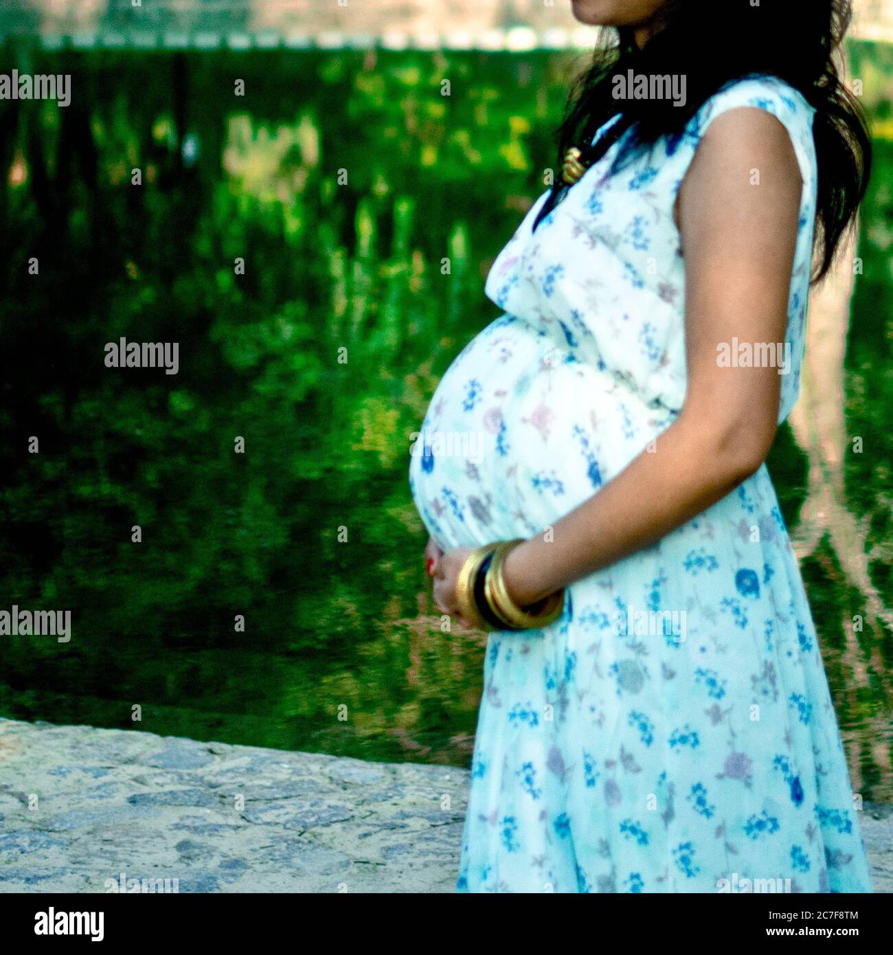 Pose de maternité pour accueillir un nouveau-né dans Lodhi Road à Delhi Inde, séance photo de maternité réalisée par les parents pour accueillir leur enfant pendant Banque D'Images
