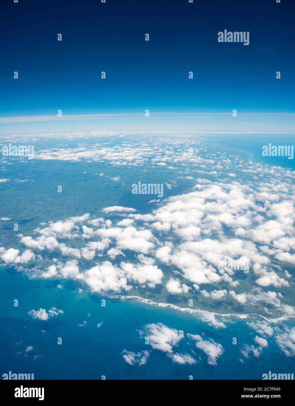 Mont Taranaki avec nuages, vue aérienne, Île du Nord, Nouvelle-Zélande Banque D'Images