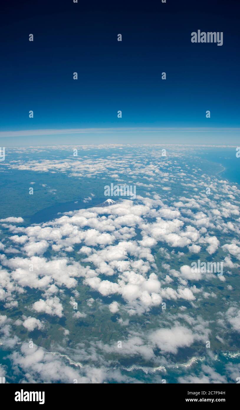 Mont Taranaki avec nuages, vue aérienne, Île du Nord, Nouvelle-Zélande Banque D'Images
