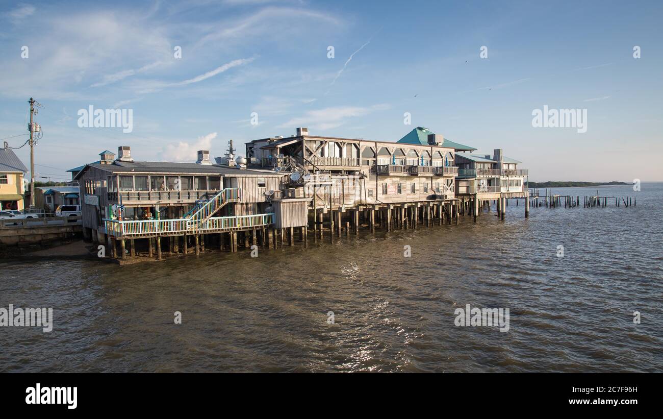 Maisons en bois sur pilotis sur la plage, Cedar Key, Floride, États-Unis Banque D'Images
