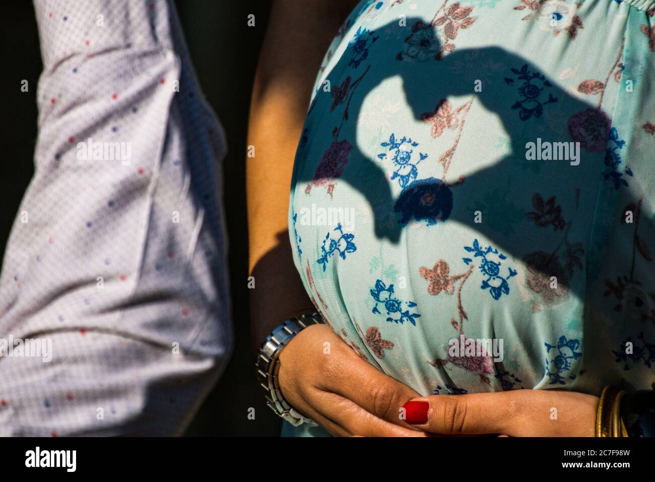 Pose de maternité pour accueillir un nouveau-né dans Lodhi Road à Delhi Inde, séance photo de maternité réalisée par les parents pour accueillir leur enfant pendant Banque D'Images