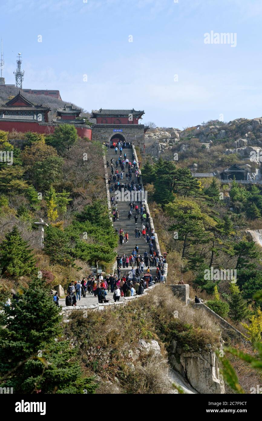 Les escaliers supérieurs au Mont Tai Shan, Doumugong, Mont Tai Shan, Shandong Sheng, Chine Banque D'Images