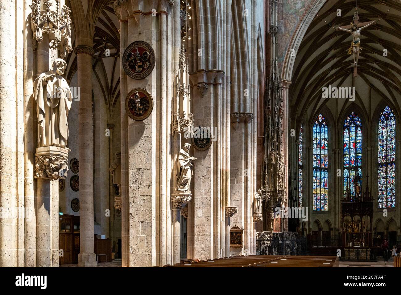 Ulm, BW / Allemagne - 14 juillet 2020 : vitraux dans l'abside et sculptures sur les contreforts de la nef dans le minster d'Ulm Banque D'Images