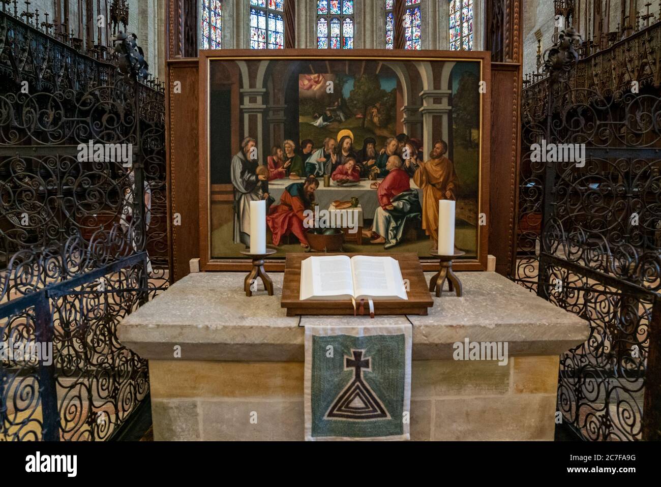 Ulm, BW / Allemagne - 14 juillet 2020 : vue de l'autel et de la Bible dans le minster d'Ulm Banque D'Images