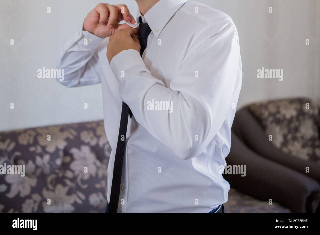 un homme met sur cravate devant un miroir Photo Stock - Alamy