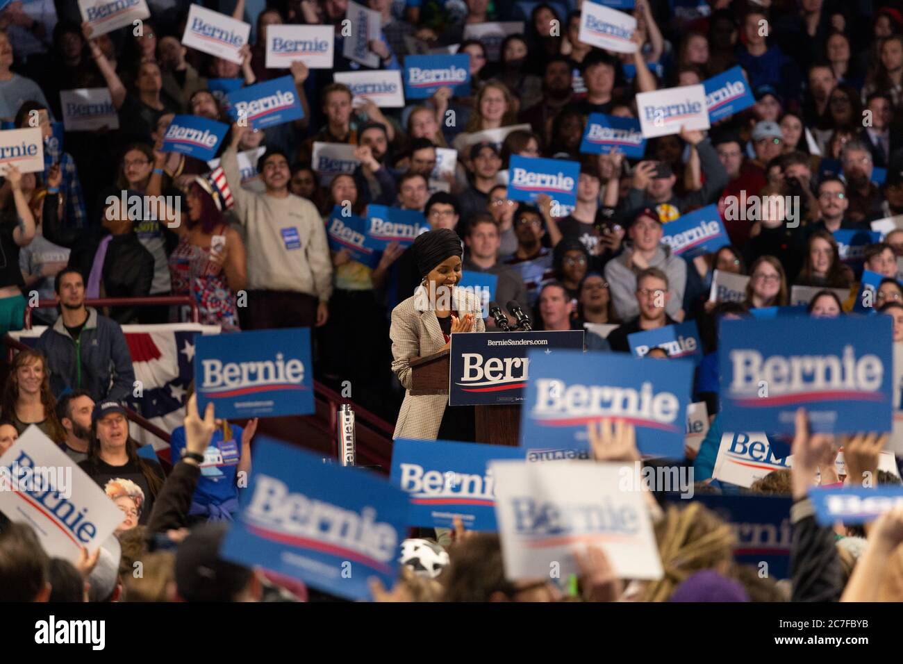 MINNEAPOLIS, ÉTATS-UNIS - 03 novembre 2019 : une scène du rallye chaud de Bernie Sanders avec la foule tenant des bannières activement acclamations à Minneap Banque D'Images