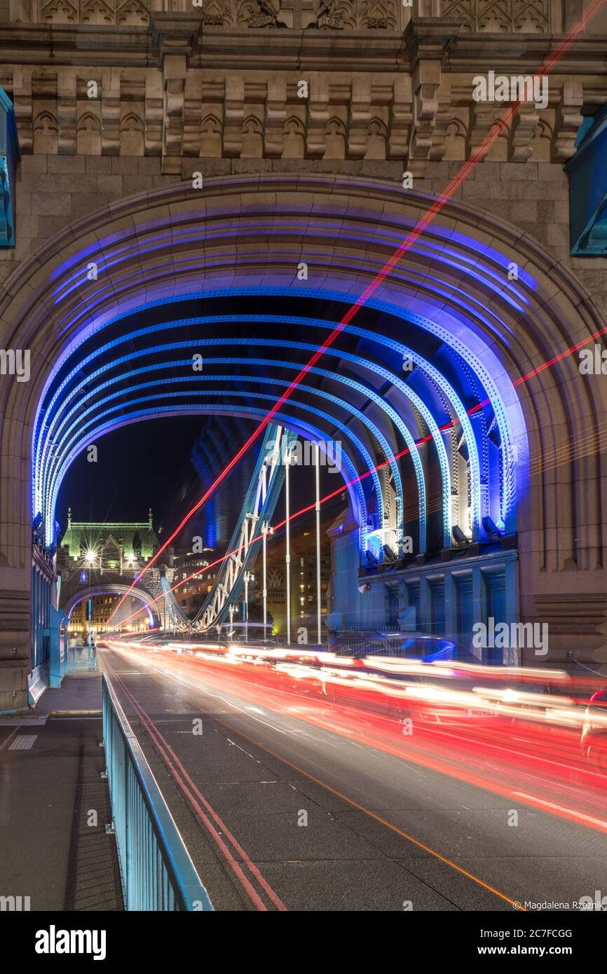 Photo verticale de lumières vibrantes qui glissent dans le Londres historique Tower Bridge Banque D'Images