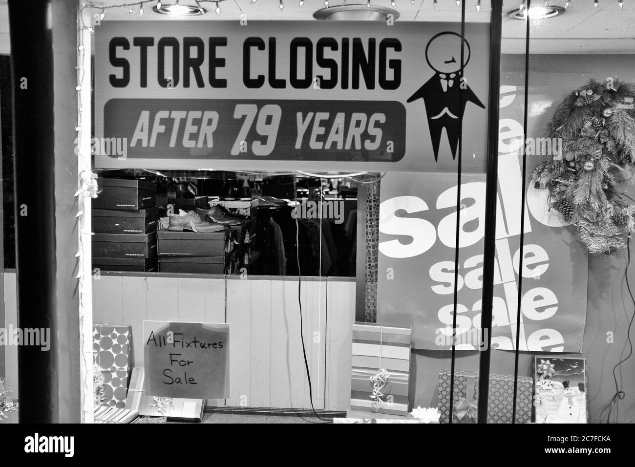 PORTLAND, ÉTATS-UNIS - 07 décembre 2019 : une affiche de fermeture de magasin sur une fenêtre d'un magasin de chaussures à Portland, États-Unis Banque D'Images
