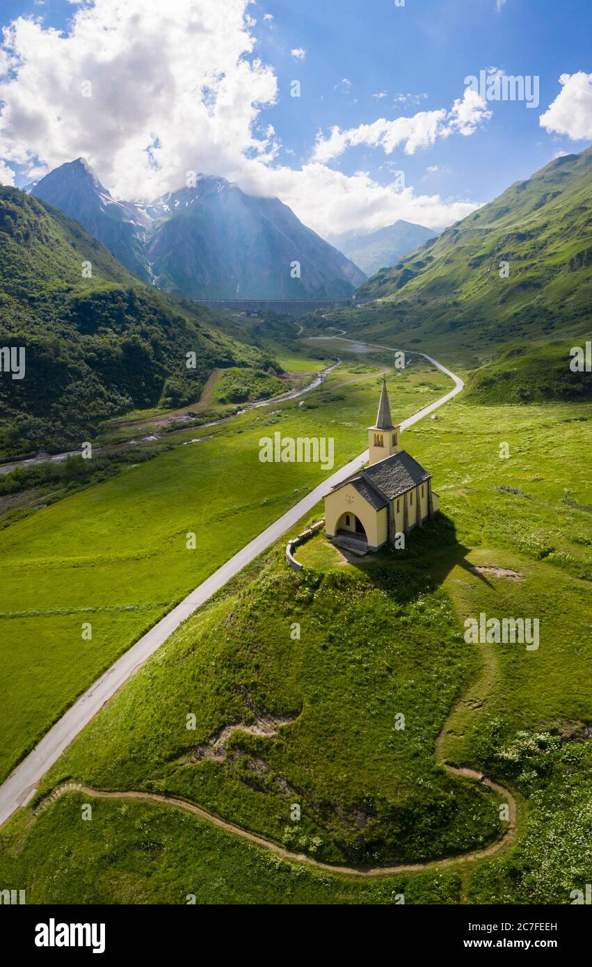 Vue aérienne de l'église Oratorio di Sant'Anna, de la Riale et du lac et barrage de Morasco en été. Formazza, Valle Formazza, Verbano Cusio Ossola, Piedmon Banque D'Images