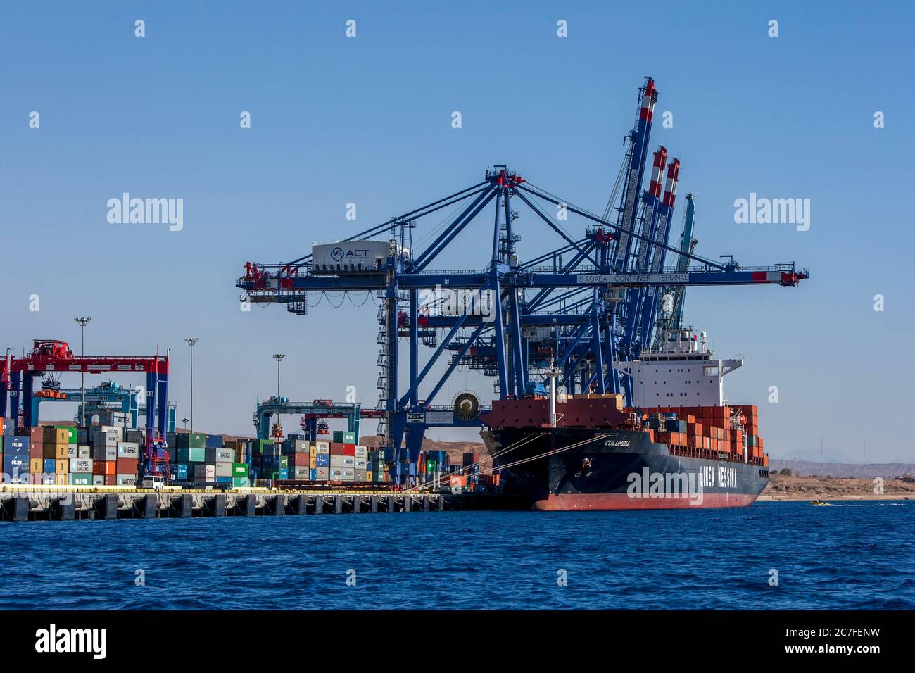 D'énormes grues déchargent un navire à conteneurs de sa cargaison au terminal des conteneurs d'Aqaba, dans le golfe d'Aqaba, en Jordanie. Banque D'Images