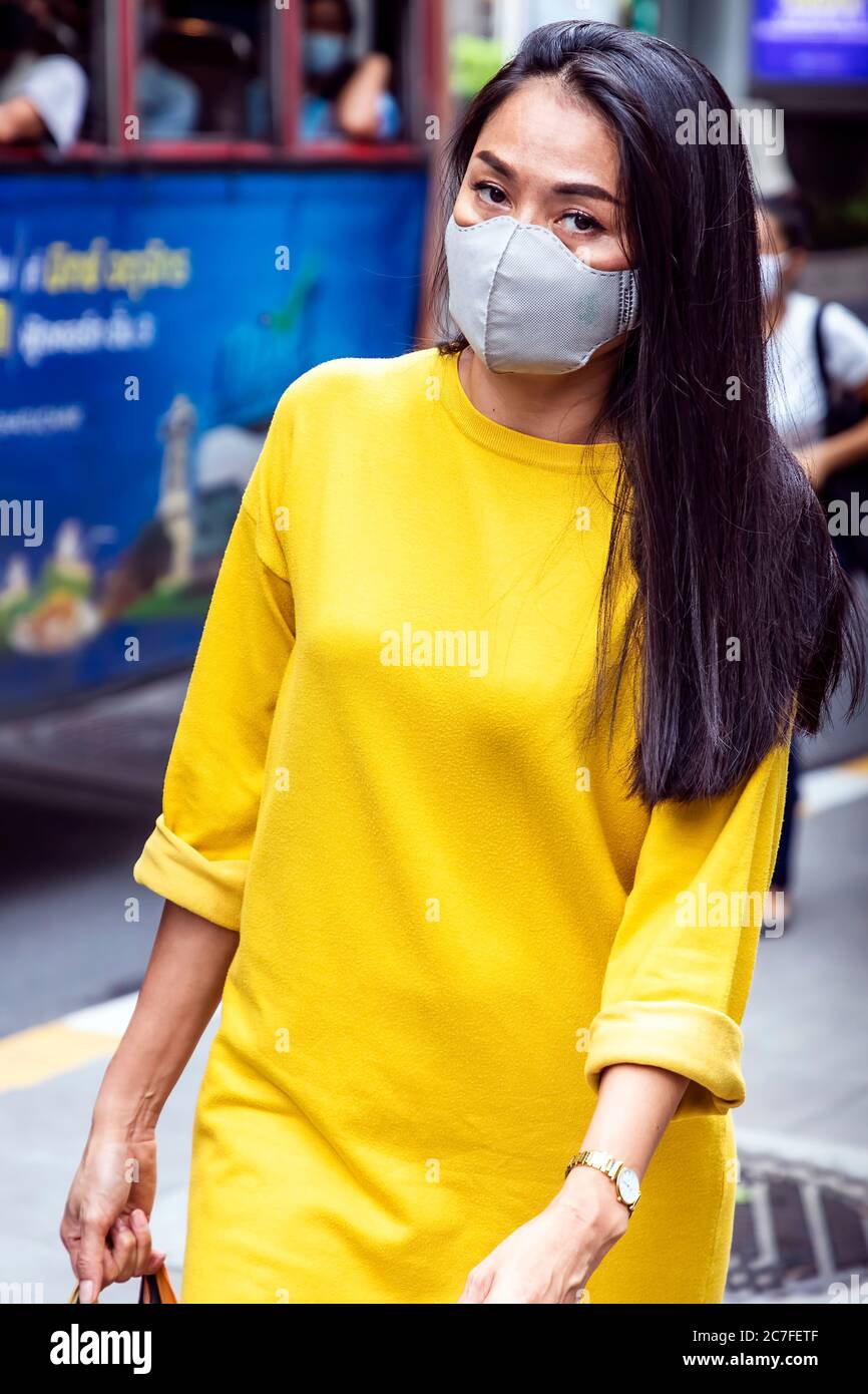 Belle dame portant un masque dans la rue pendant la pandémie de Covid 19, Bangkok, Thaïlande Banque D'Images