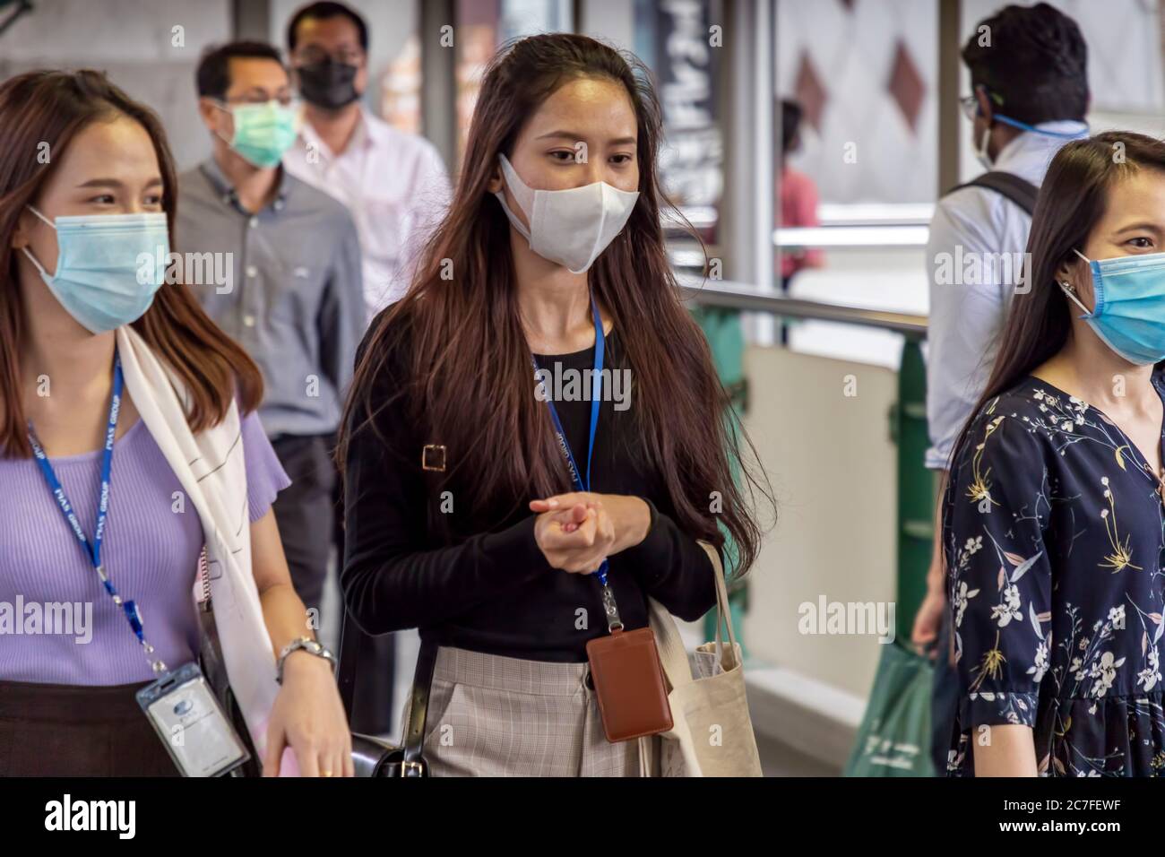 Piétons portant un masque facial marchant dans la rue pendant la pandémie de Covid 19, Bangkok, Thaïlande Banque D'Images