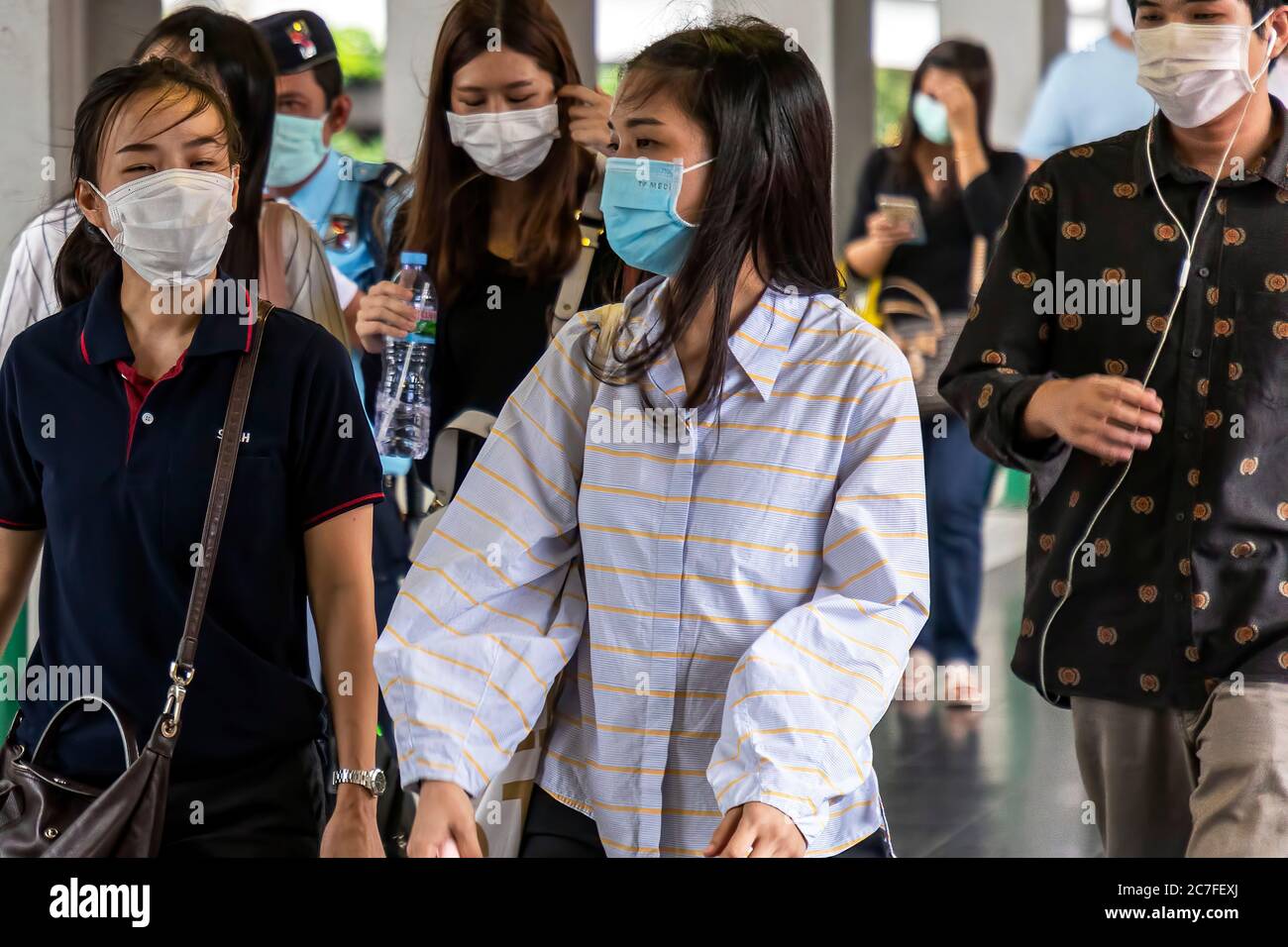 Piétons portant un masque dans la rue pendant la pandémie de Covid 19, Bangkok, Thaïlande Banque D'Images