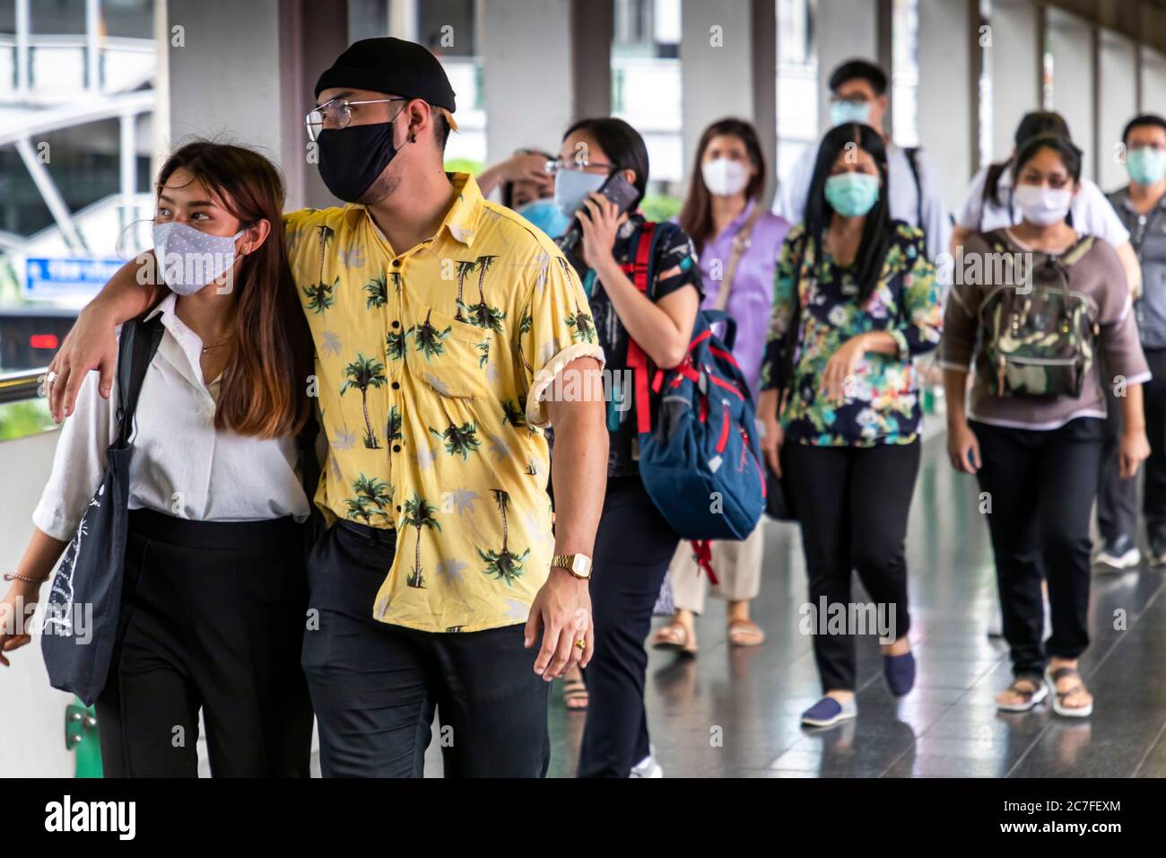 Couple et piétons portant des masques de visage pendant la pandémie de Covid 19, Bangkok, Thaïlande Banque D'Images