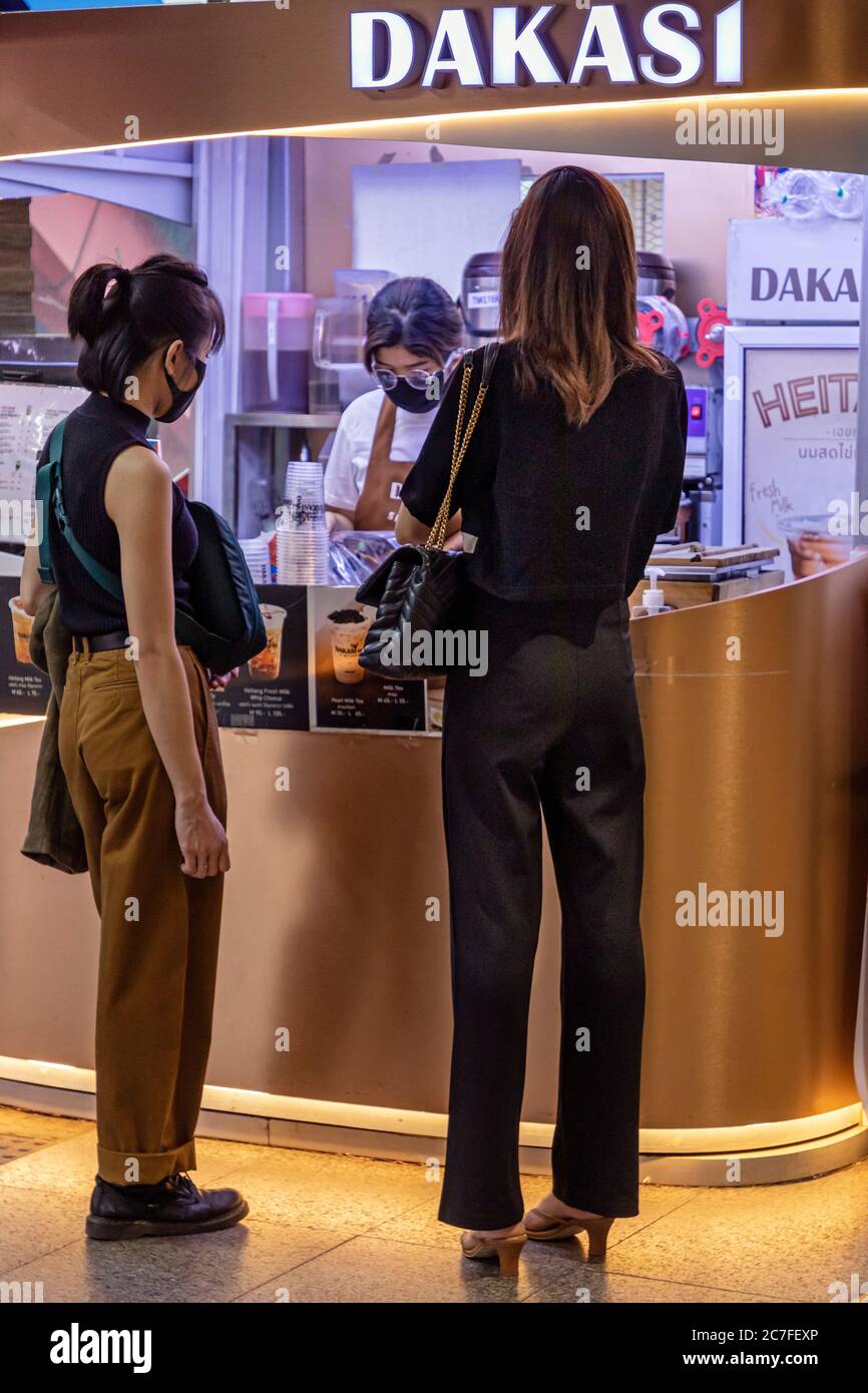 Clients et personnel dans un café portant des masques pendant la pandémie de Covid 19, Bangkok, Thaïlande Banque D'Images