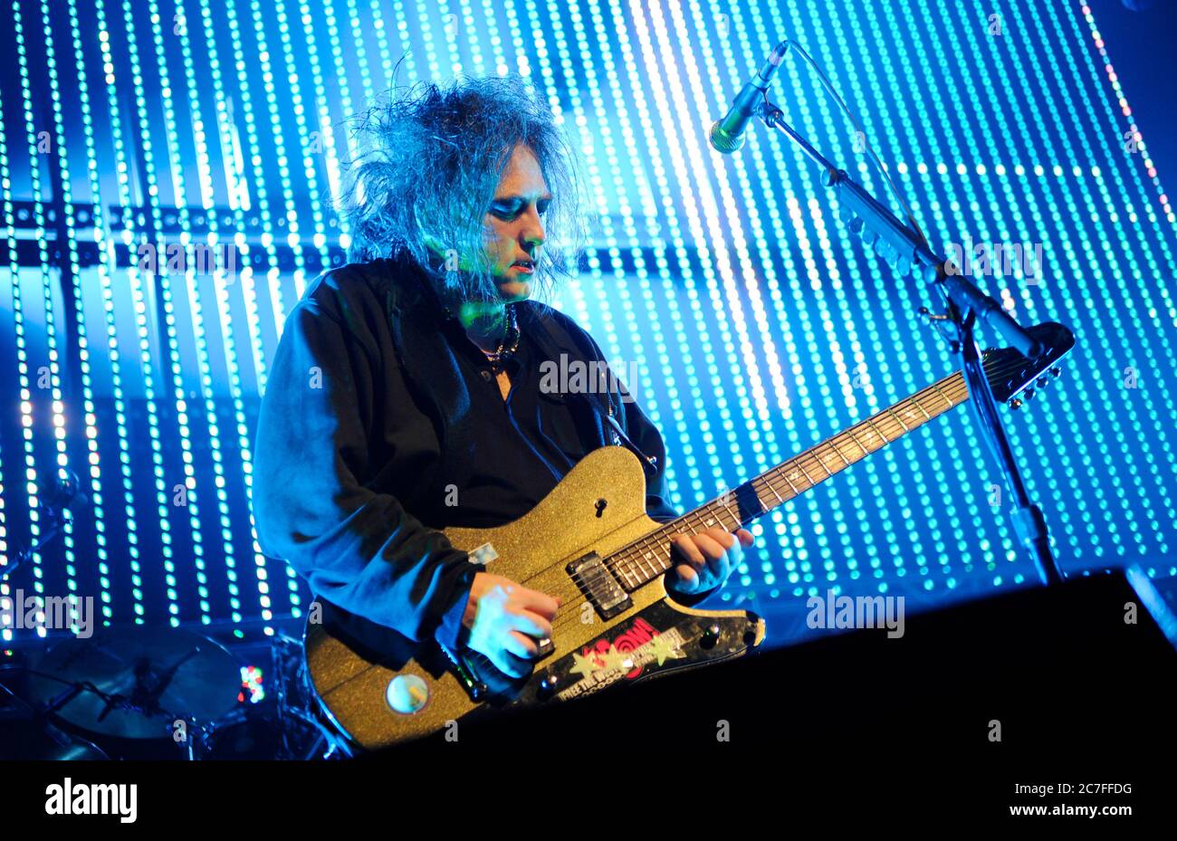 Robert Smith de la Cure se produit au KROQ SORMES Acoustic Christmas Night 2 de 2008 à l'amphithéâtre Gibson de Los Angeles. Crédit : Jared Milgrim/accès photo Banque D'Images