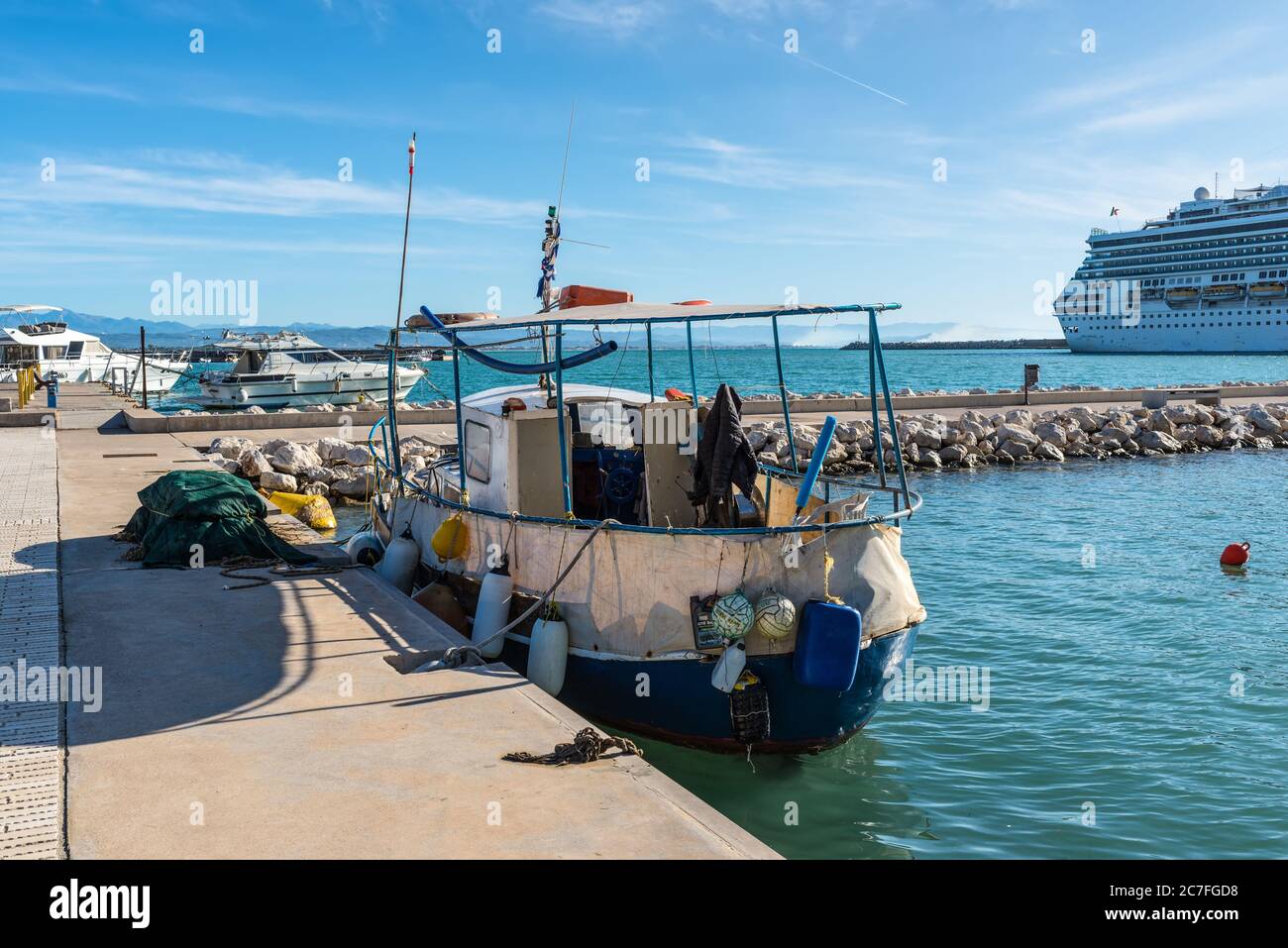 Katakolo, Grèce - 11 novembre 2019 : bateau de pêche en bois ancré dans le port de Katakolo (Olimpia), Grèce. Banque D'Images