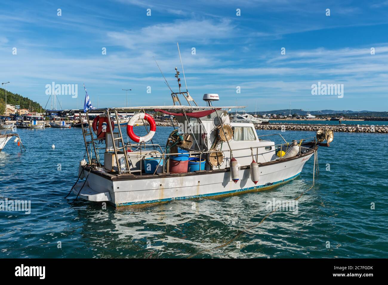 Katakolo, Grèce - 11 novembre 2019 : bateau de pêche en bois ancré dans le port de Katakolo (Olimpia), Grèce. Banque D'Images