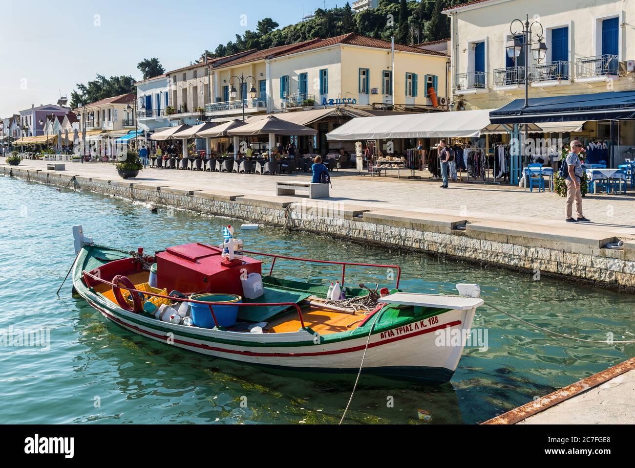Katakolo, Grèce - 11 novembre 2019 : bateau de pêche typique en bois amarré dans le port de Katakolo (Olimpia), Grèce. Banque D'Images