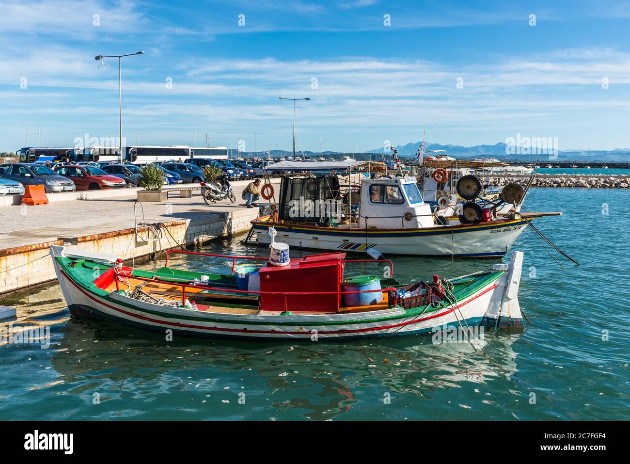 Katakolo, Grèce - 11 novembre 2019 : bateaux de pêche en bois amarrés dans le port de Katakolo (Olimpia), Grèce. Banque D'Images