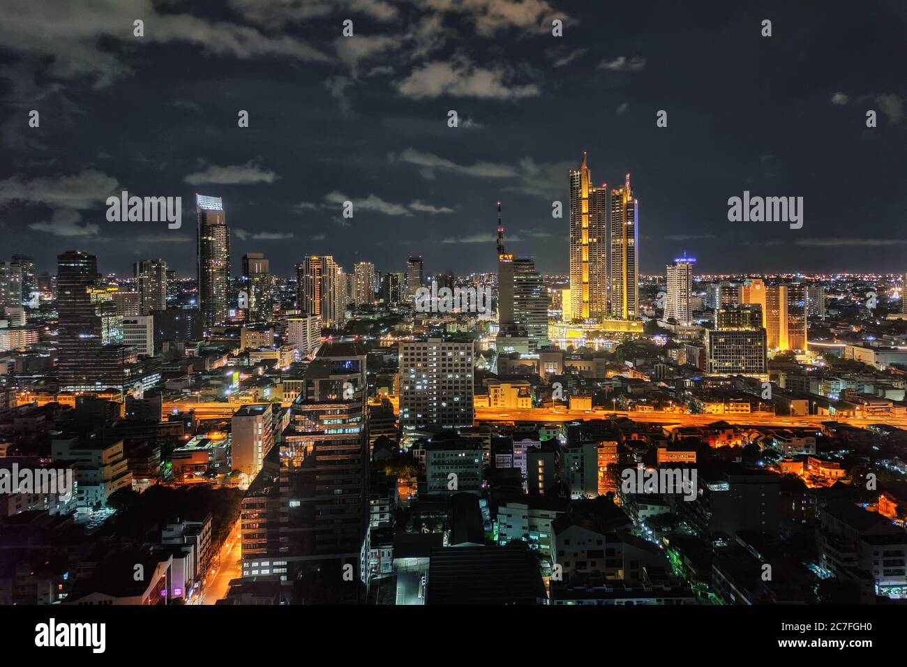 Bangkok, Thaïlande-juillet 9 2020 : vue sur la ville de Bangkok. Coucher de soleil sur un horizon de grande ville. Banque D'Images
