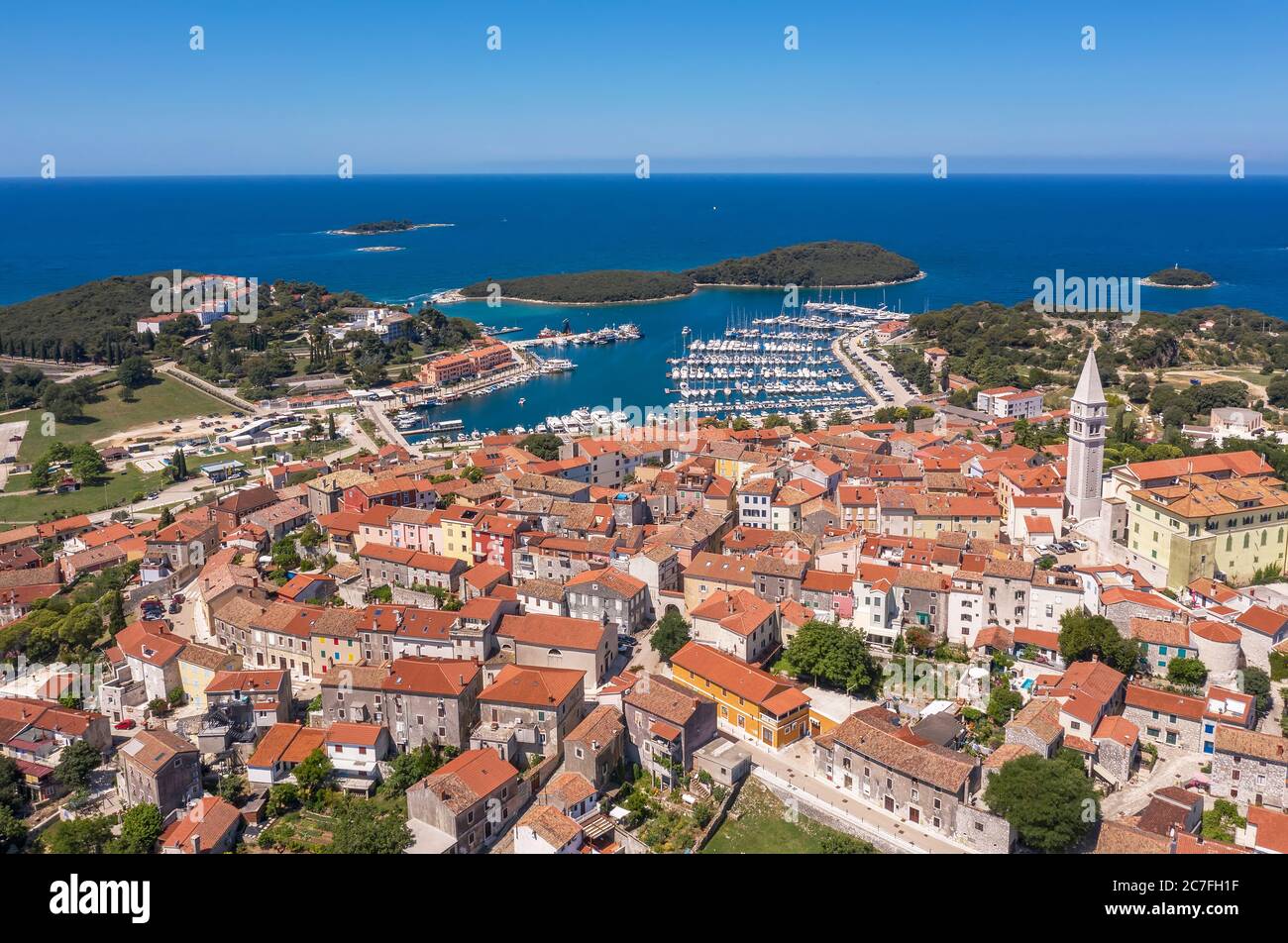 Une photo aérienne de la ville côtière Vrsar, île Sveti Juraj en arrière-plan Istria, Croatie Banque D'Images